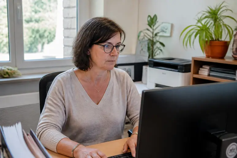 Fonctionnement d'un mfr-intranet : employée MFR optimisant la gestion administrative sur ordinateur.