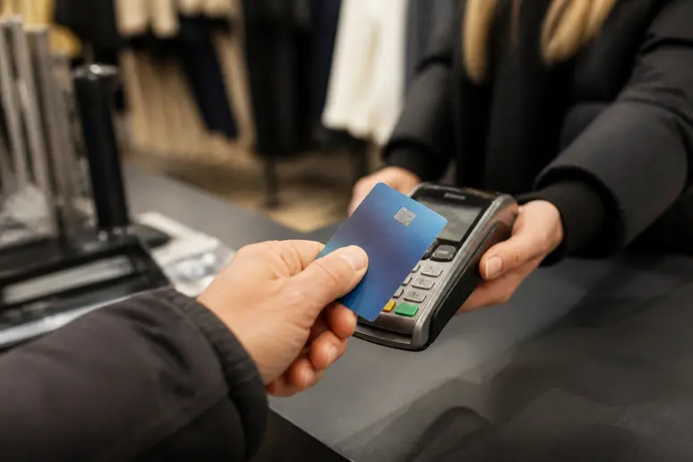 Paiement par carte dans les enseignes acceptant Cadhoc lors d'un achat en magasin