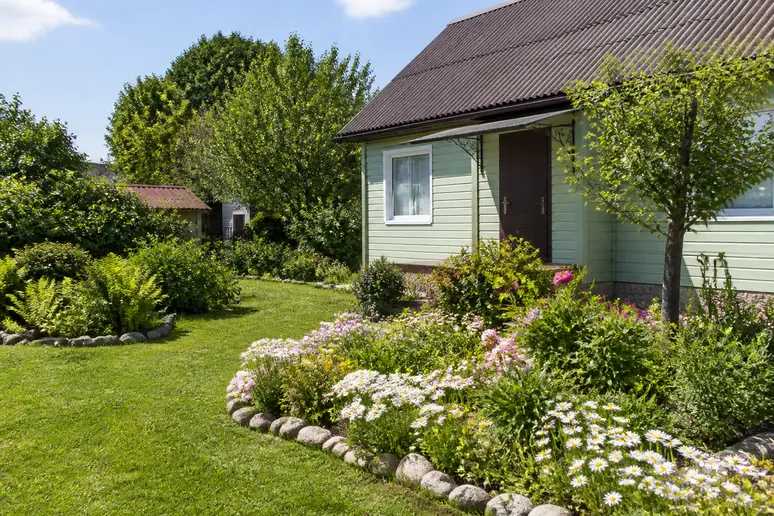 Jardin entretenu d'une petite maison de campagne, propre et invitant à la détente.