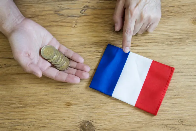 Comparaison visuelle entre une épargne symbolisée par des pièces et la notion de placements réglementés.