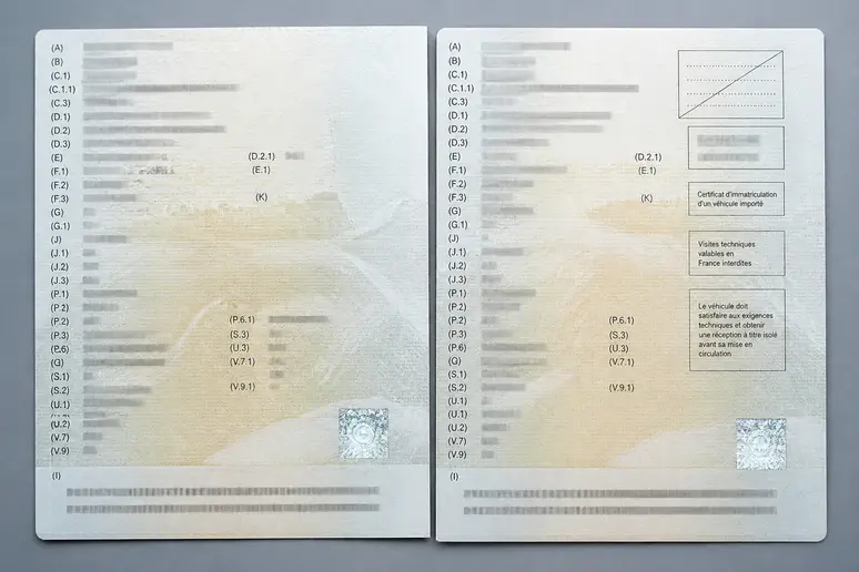 Deux certificats d'immatriculation français distincts pour comparer le statut fiscal d'un véhicule d'occasion.