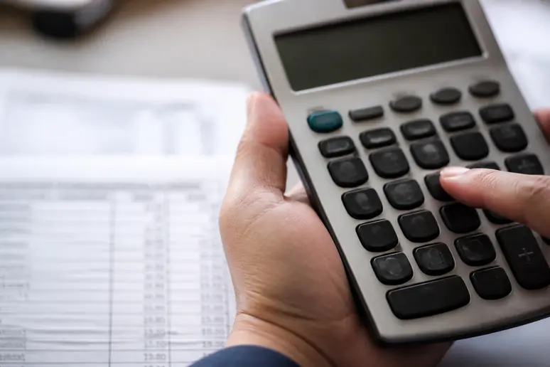 Calcul manuel d'un complément de revenu, mettant en évidence l'interaction entre salaire et allocation.