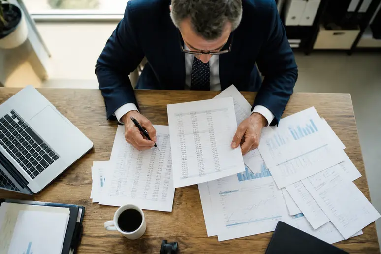Vérification des erreurs d'évaluation sur une balance comptable professionnelle
