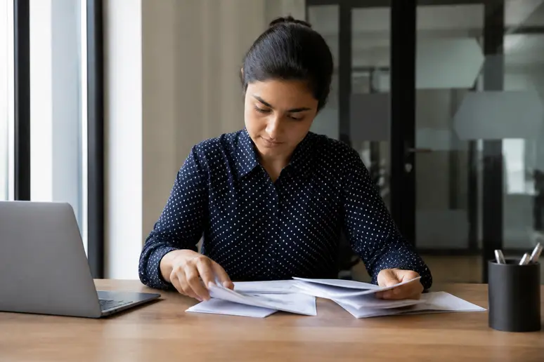 Préparation minutieuse des documents pour réussir certification AMF auprès d'un centre agréé.