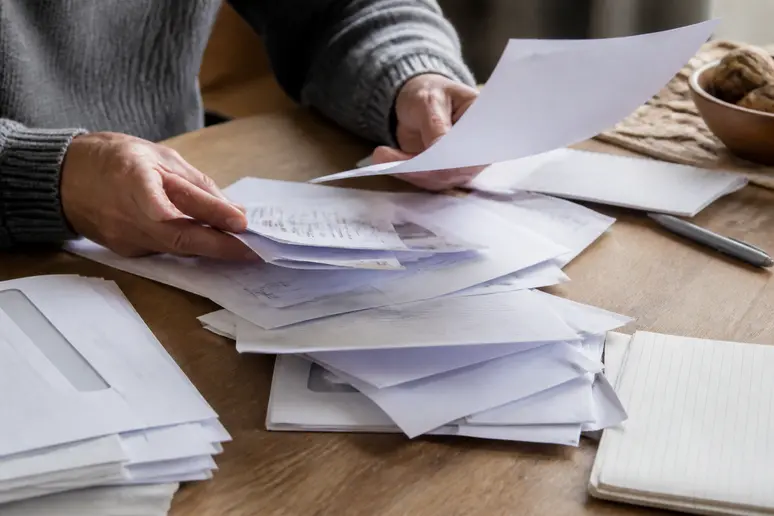 Examen des correspondances d'assurance pour préparer le dossier de déblocage anticipé PERP