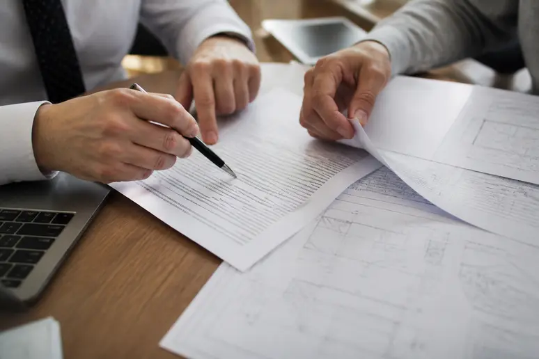 Examen minutieux d'un cahier des charges et des clauses contractuelles pour obtenir un devis rapide et précis sans surcoût