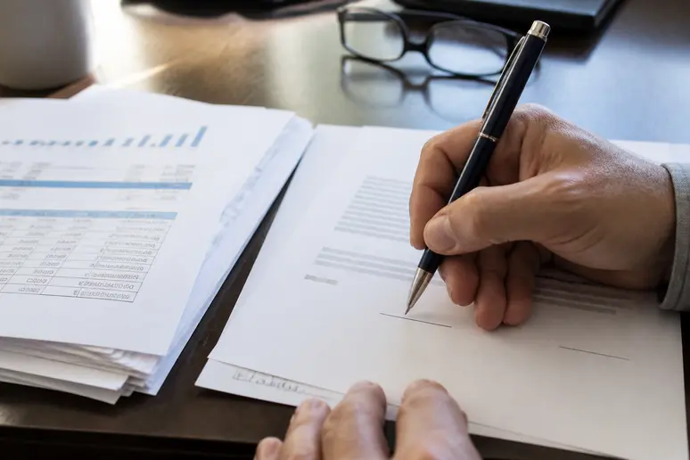 Signature d'un avenant contractuel pour contester formellement un dépassement de devis et sécuriser son budget professionnel