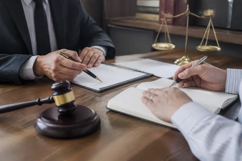 Examen des pièces justificatives pour contester un licenciement pour faute grave aux prud'hommes