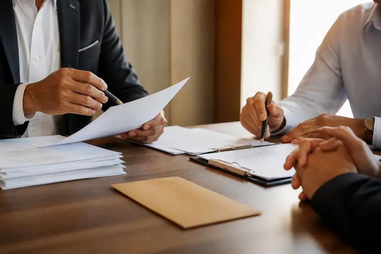 Examen minutieux des conditions de rupture anticipée CDD et des indemnités financières.