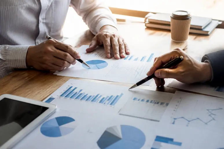 Analyse de documents financiers et sociaux lors d'une réunion de comité d'entreprise