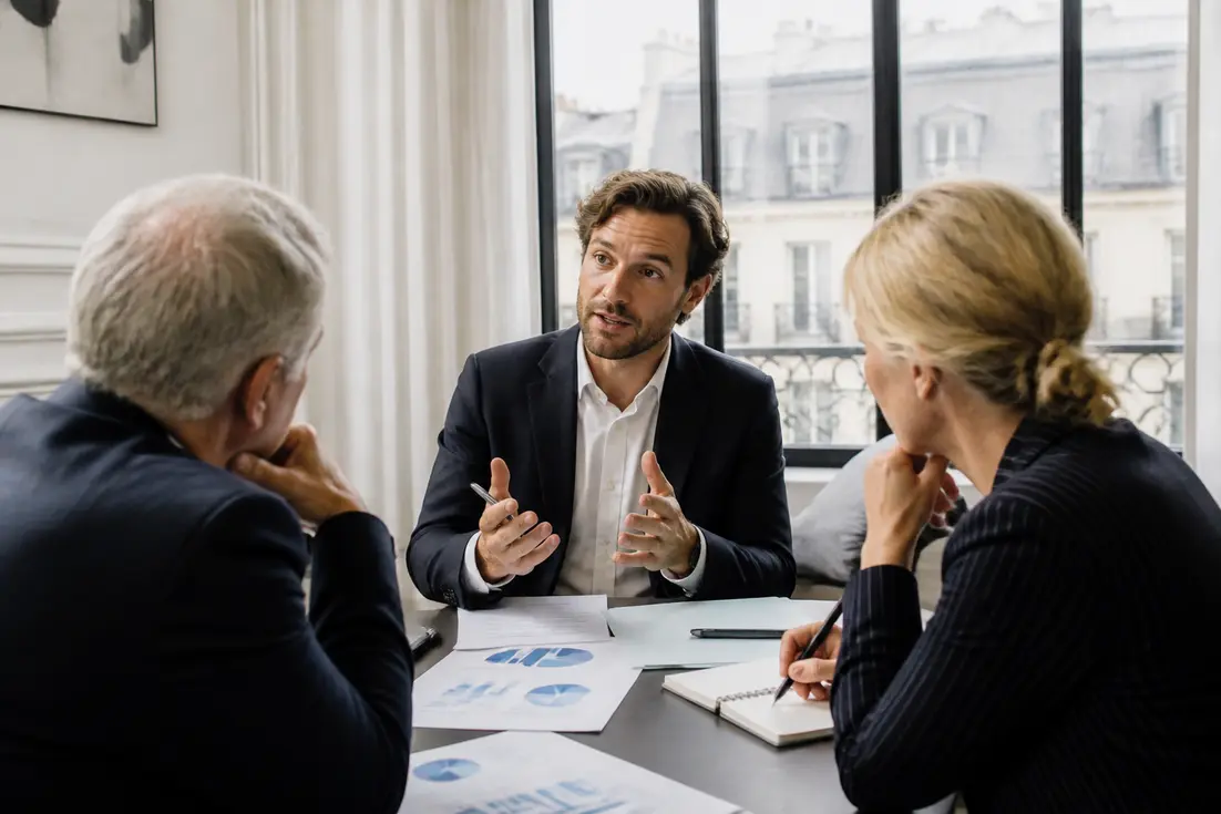 Un business angel porteur projet discute de financement lors d une réunion de travail en bureau