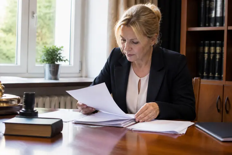 Notaire analysant les documents et le plan de financement pour une vente a terme libre